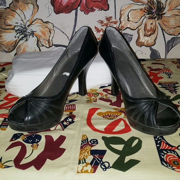 Black heels - Picture 2 of 3